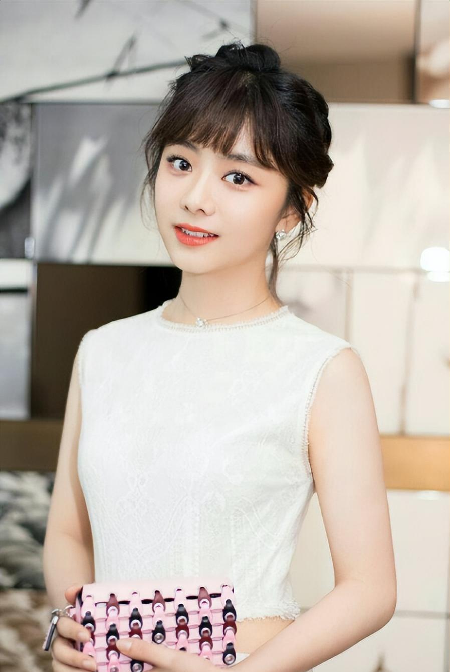 在这个充满戏剧性的故事中,我们看到了一位年轻女演员谭松韵的人生被