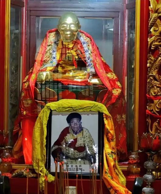 没想到师父的肉身依旧完好无损,完全没有腐烂,更神奇的是还长出了黑发