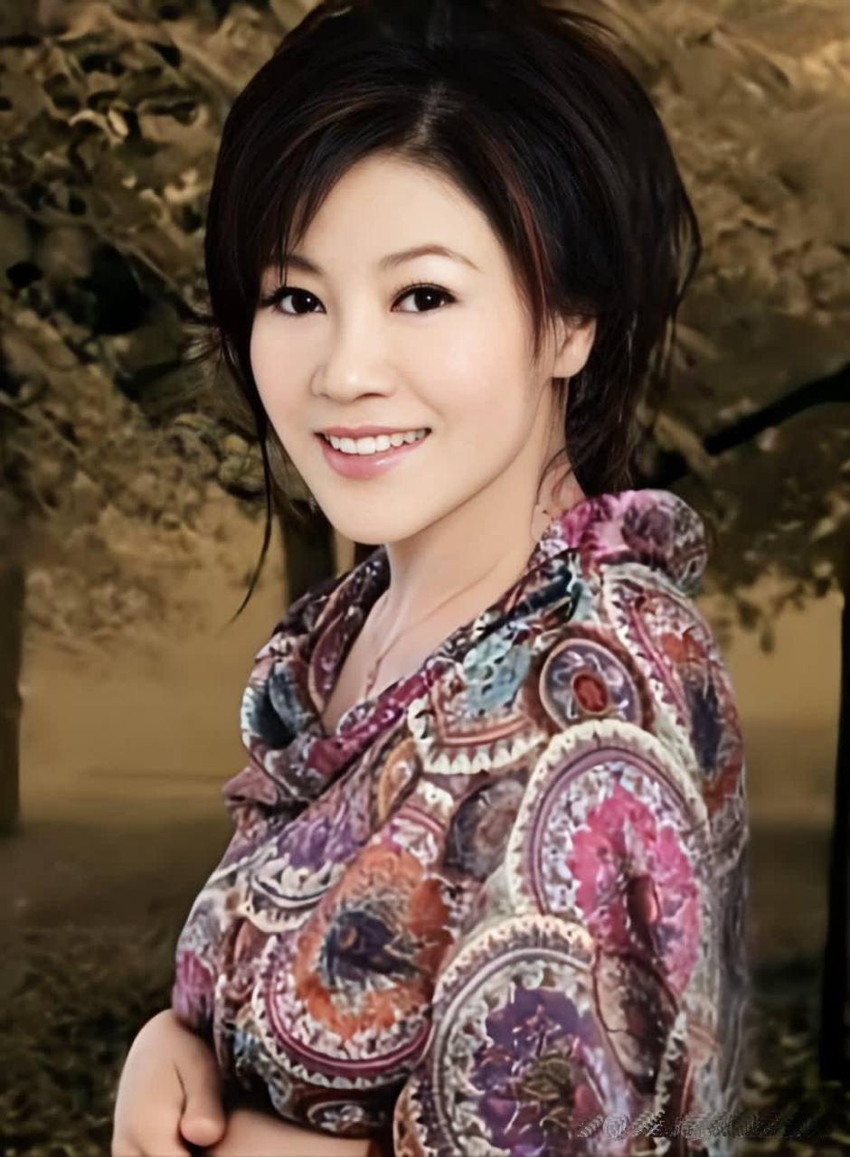苏红,中国内地女歌手,北京演艺专修学院声乐教师.