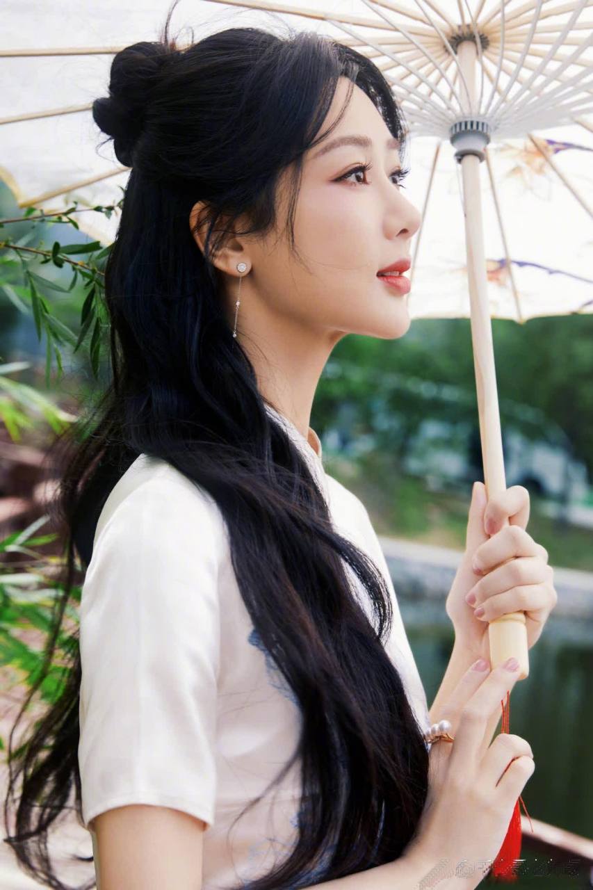 杨紫换一字肩蓬蓬裙造型