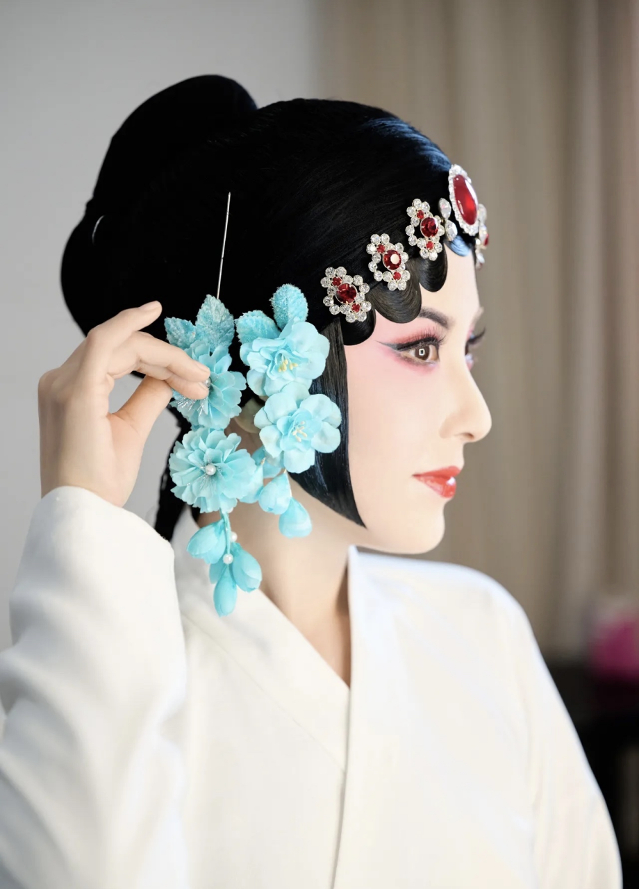 曾黎学京剧七年,扮起花旦有板有眼,惊艳全场.