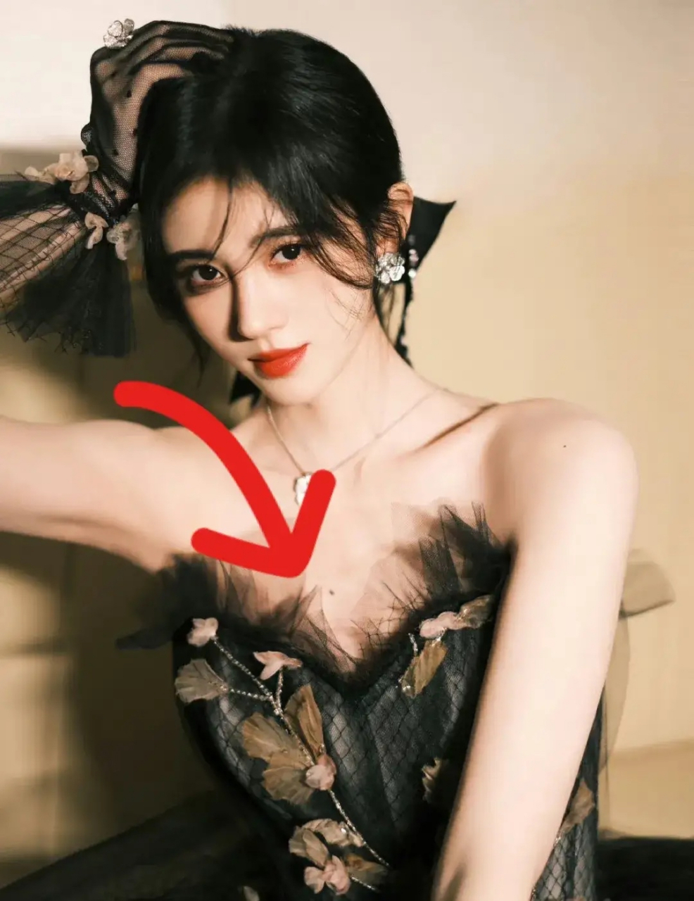 点名胸有大"痣"的三位女星:霍思燕,鞠婧祎,蒋梦婕.