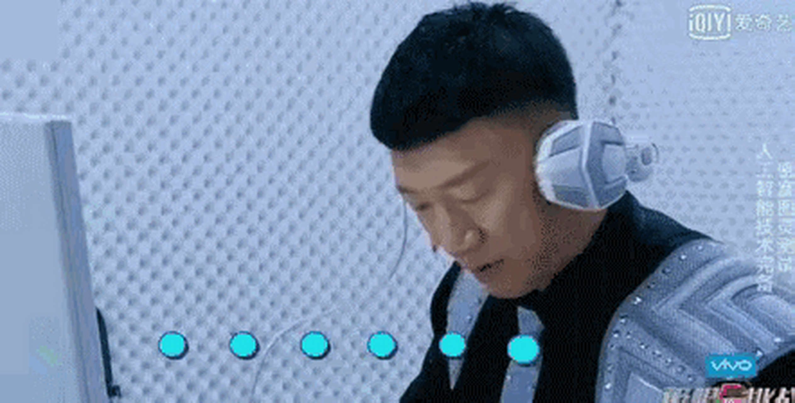 一指弹法打字,一看就是平时不用电脑.