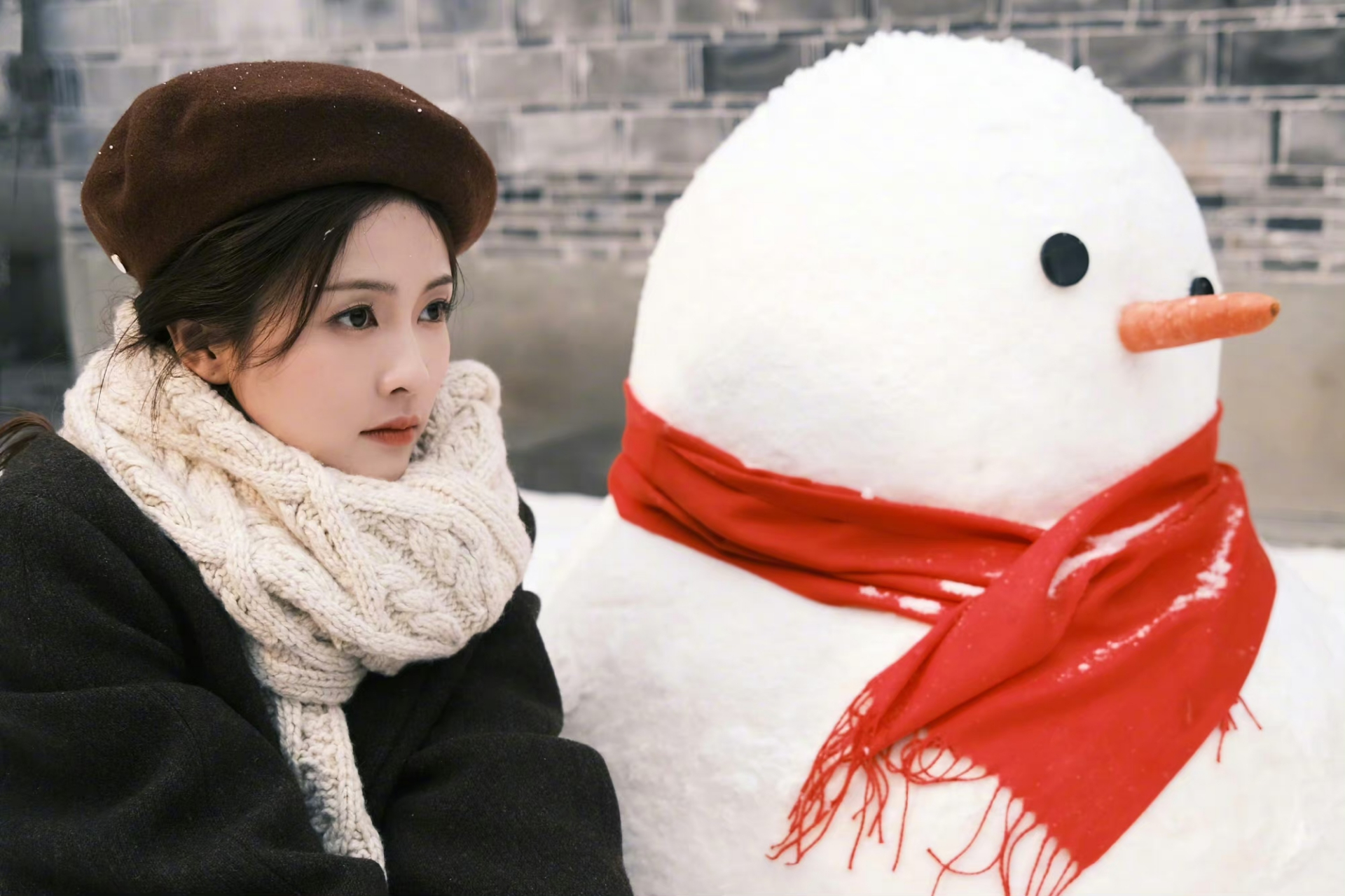 白鹿雪景大片,和雪人一起有爱同框.