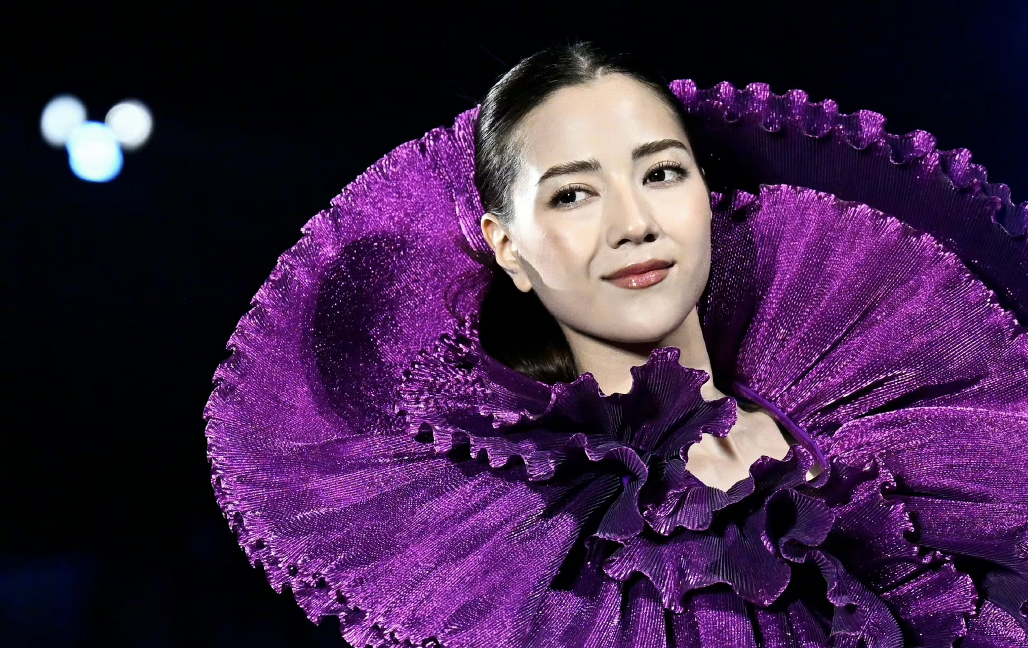 娜然一袭紫色礼服好像铅笔削和紫叶生菜.