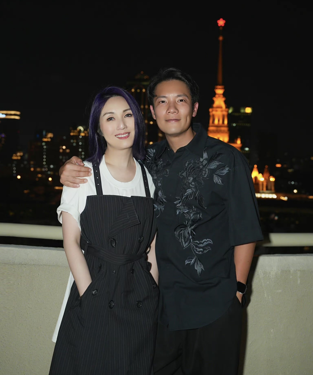 杨千嬅和老公丁子高皮肤完全是两个色.