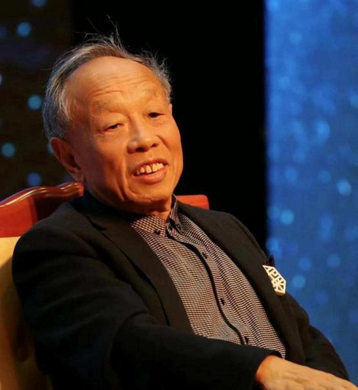 有一次,时任驻美大使李肇星在美国大学演讲时,一老太太生气质问:你们