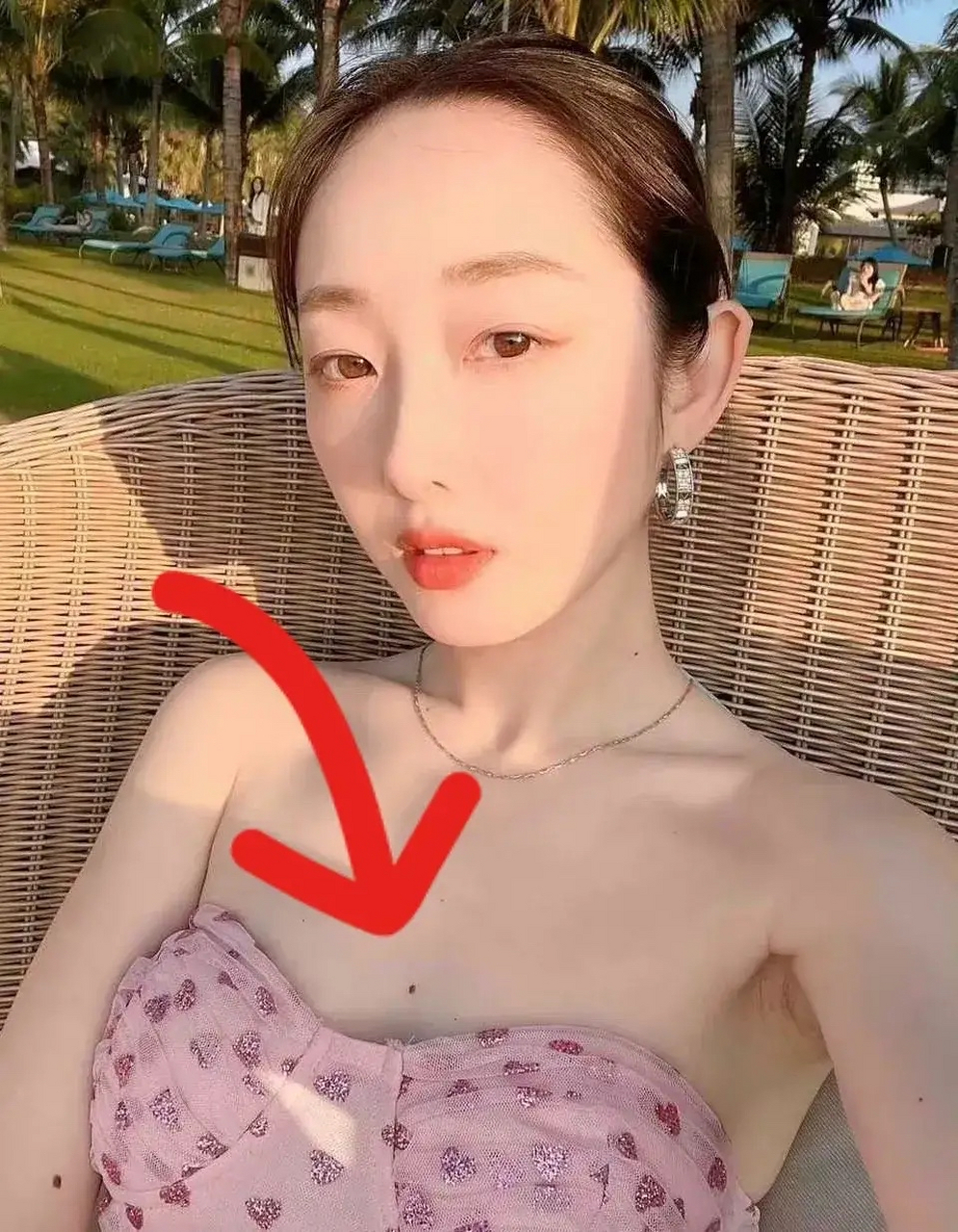 点名胸有大"痣"的三位女星:霍思燕,鞠婧祎,蒋梦婕.