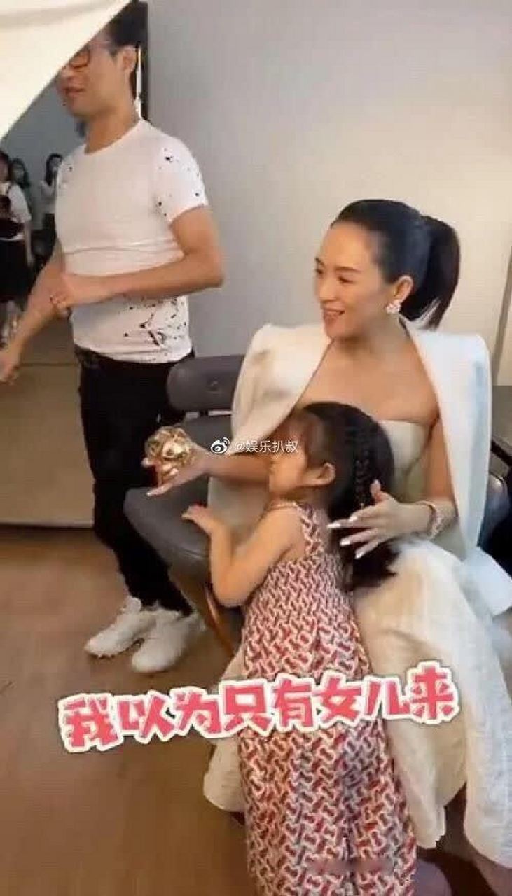 章子怡抱女儿探班汪峰图片