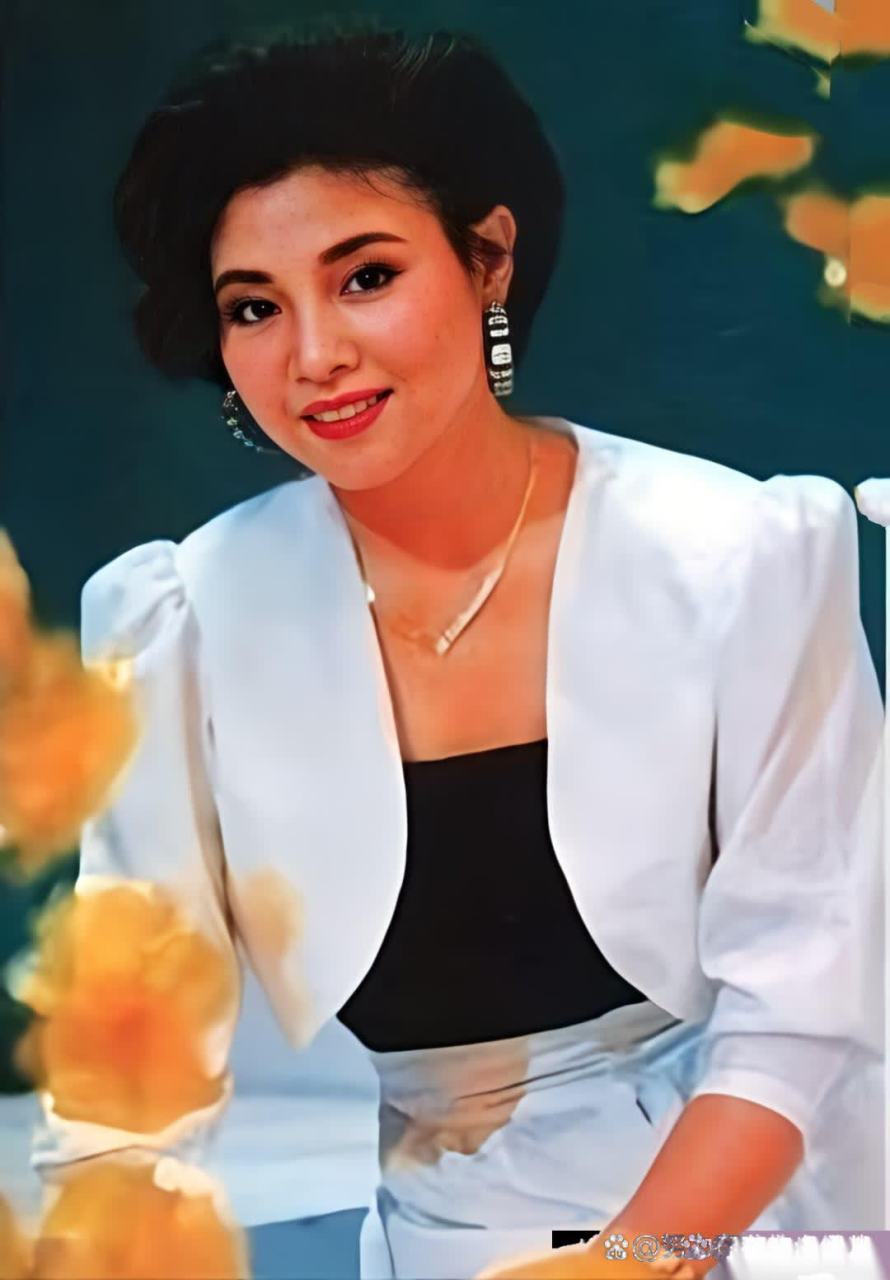 苏红,中国内地女歌手,北京演艺专修学院声乐教师.