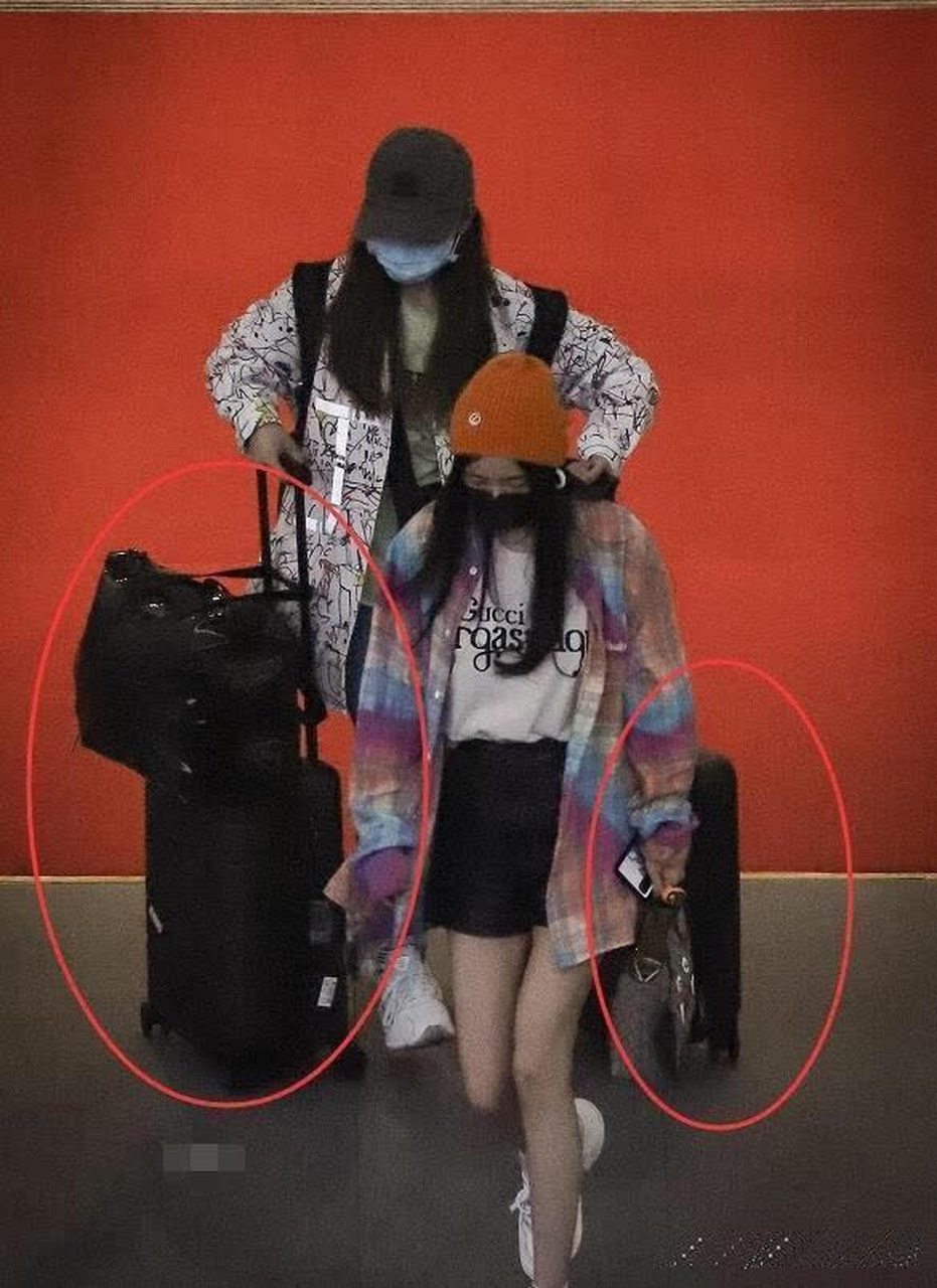杨幂让女助理一人扛四件行李