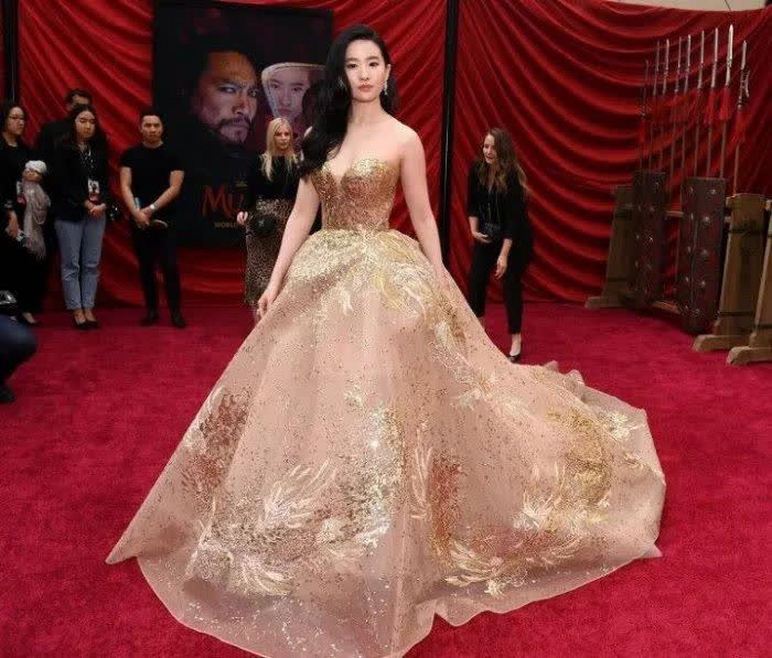 刘亦菲《花木兰》红毯照