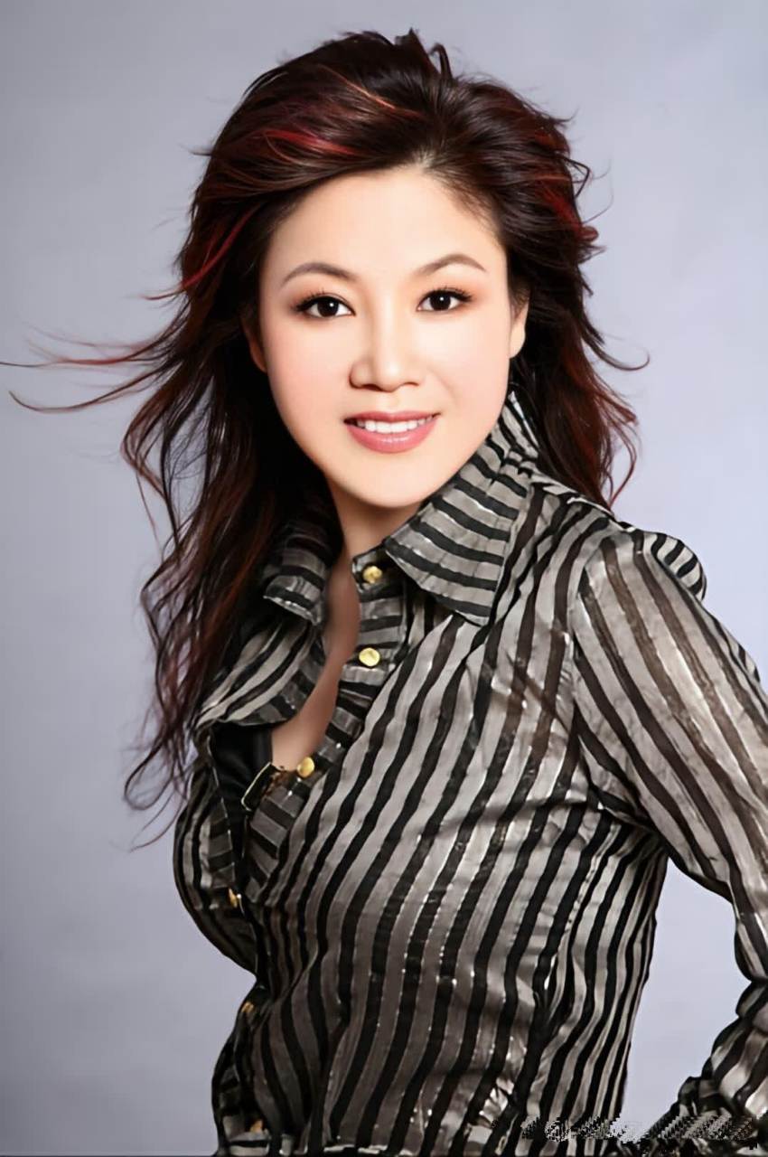 苏红,中国内地女歌手,北京演艺专修学院声乐教师.