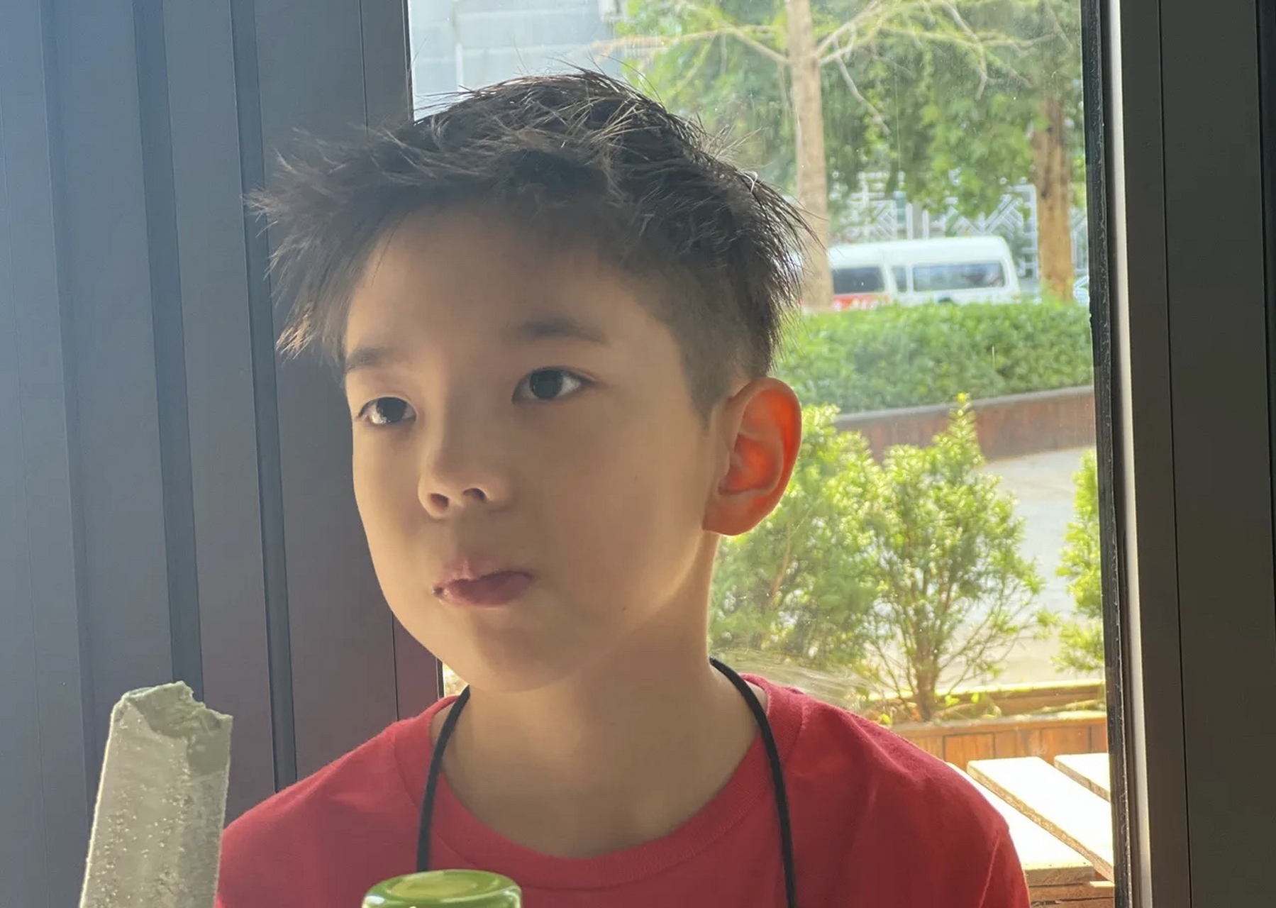 杜江镜头下的嗯哼,长得越来越像李现了.