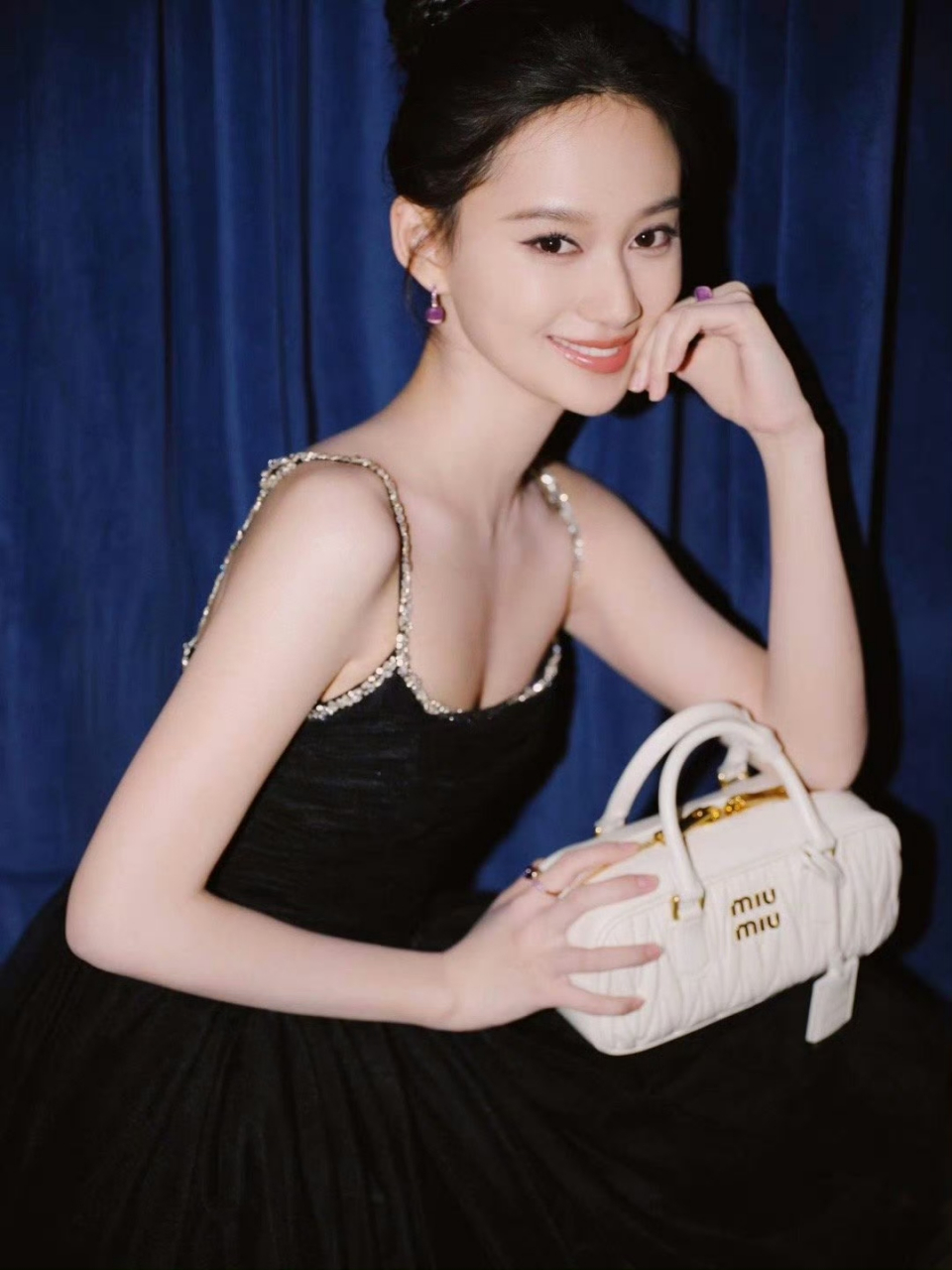 新生代女演员夏梦,这张脸撞脸好些女明星.