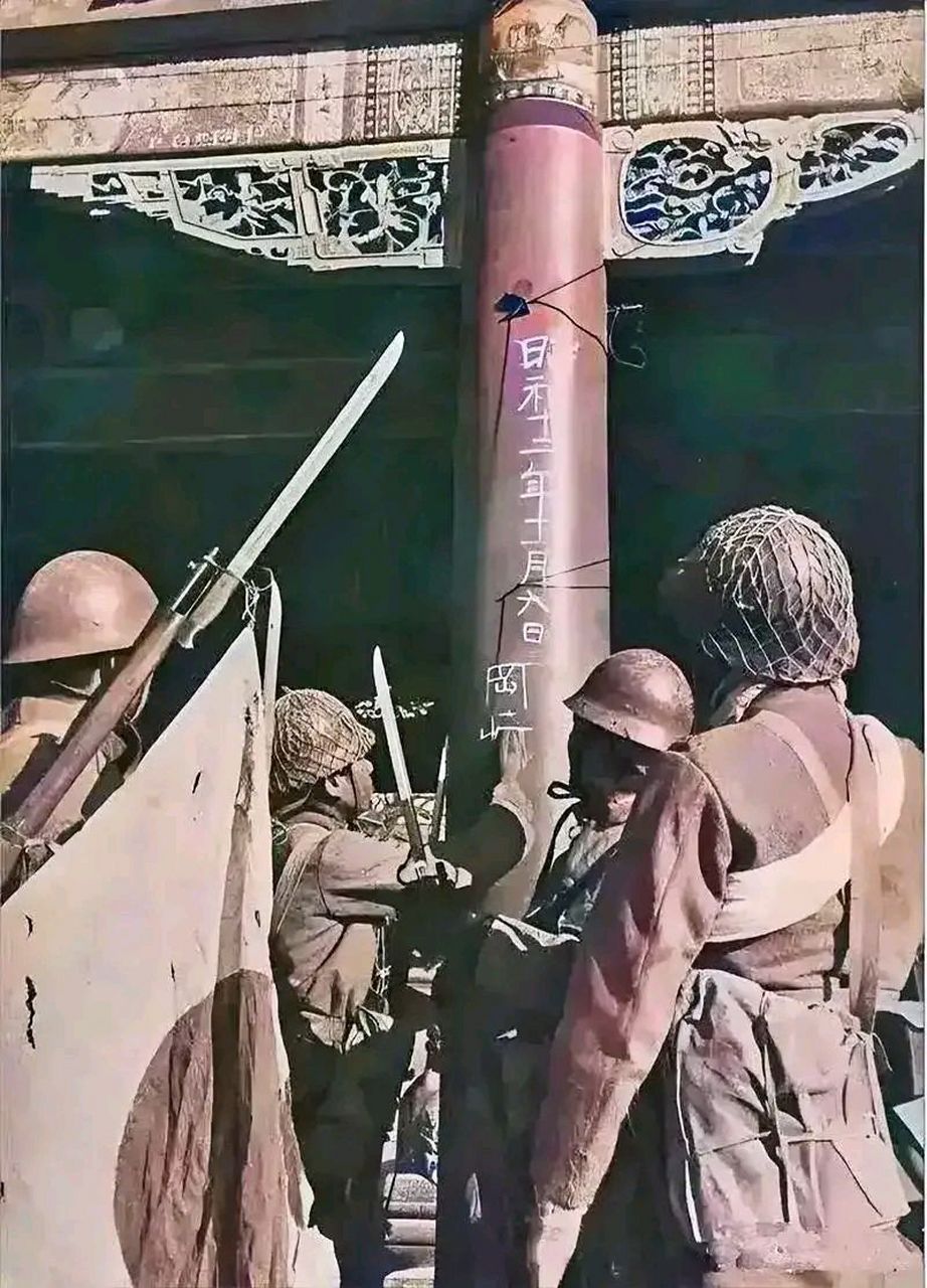 1937年11月9日,太原沦陷,日军冈崎部队竟在市政府大楼前的柱子上,公然