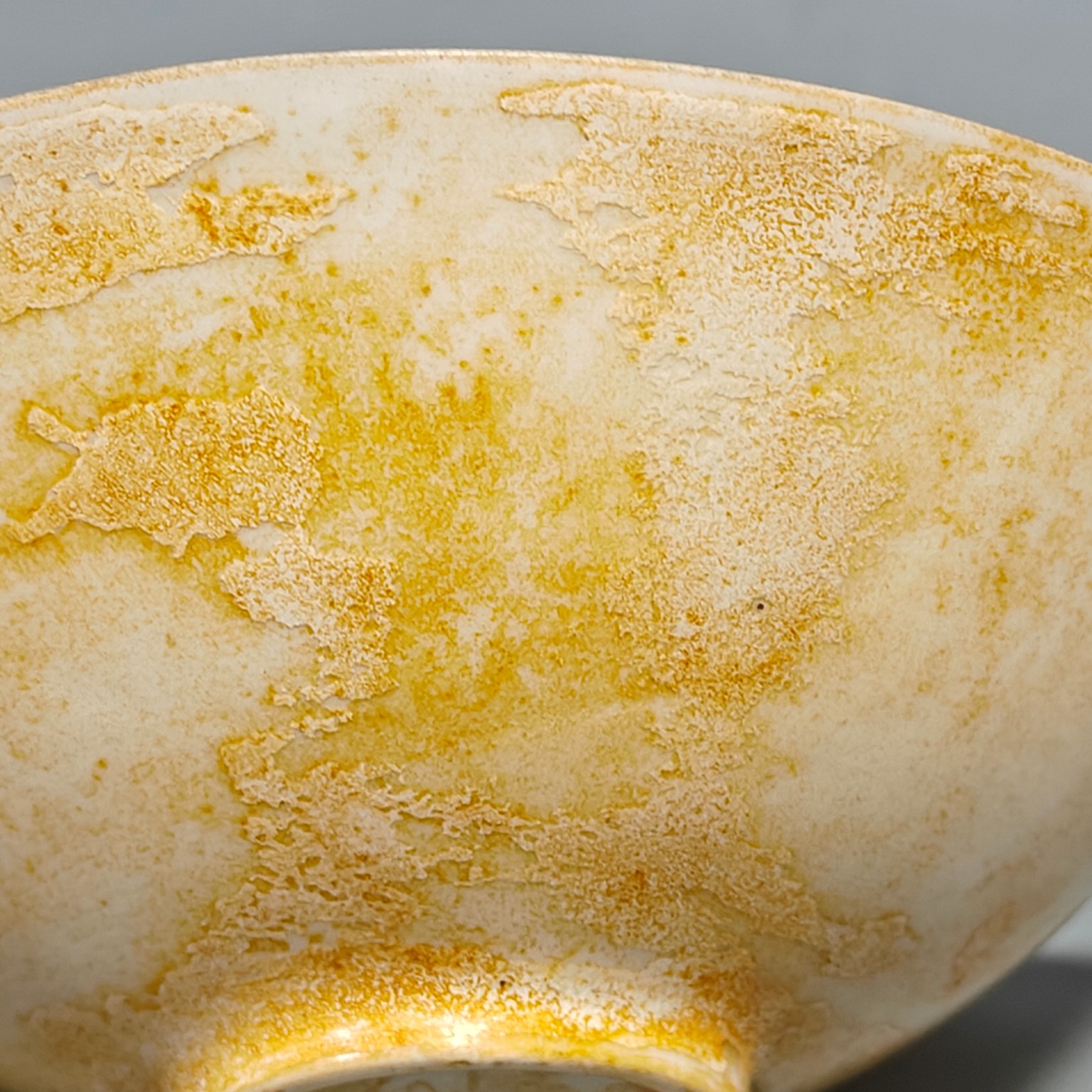 宋官窑定瓷刻花赏碗摆件:整器型规整精美!釉色古味十足!