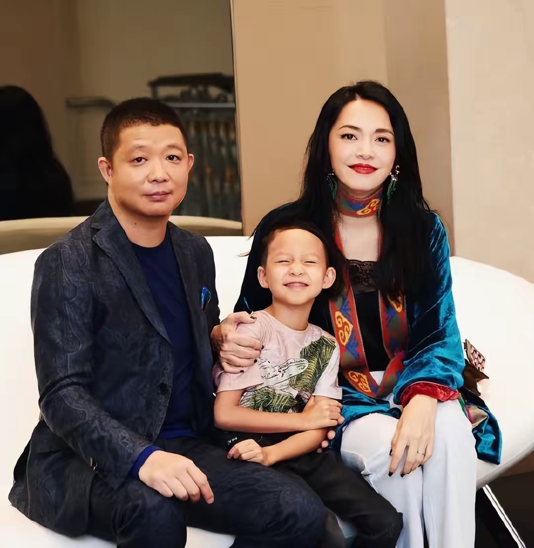 姚晨晒11岁儿子近照土豆越长越像爸爸曹郁父子俩似复制粘贴