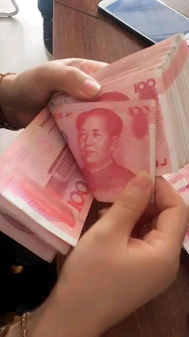 桌子上放现金图片图片