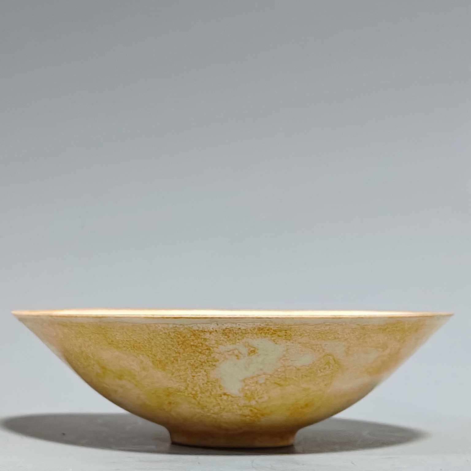 宋官窑定瓷刻花赏碗摆件:整器型规整精美!釉色古味十足!