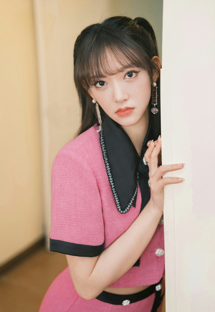 程潇,粉色短袖外套搭配同色系短裙,扎两个马尾辫,性感黑丝,不一样的美