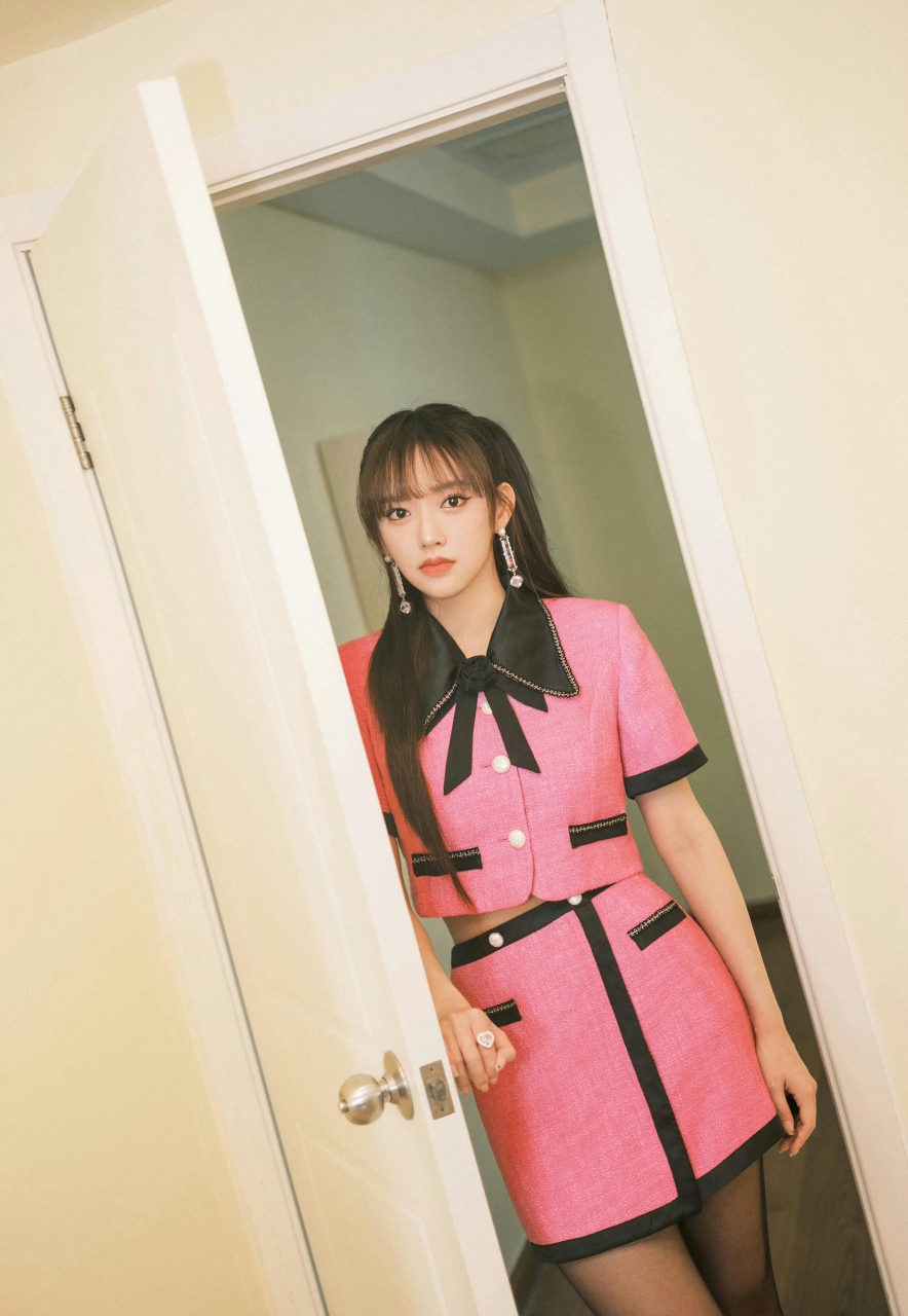 程潇,粉色短袖外套搭配同色系短裙,扎两个马尾辫,性感黑丝,不一样的美