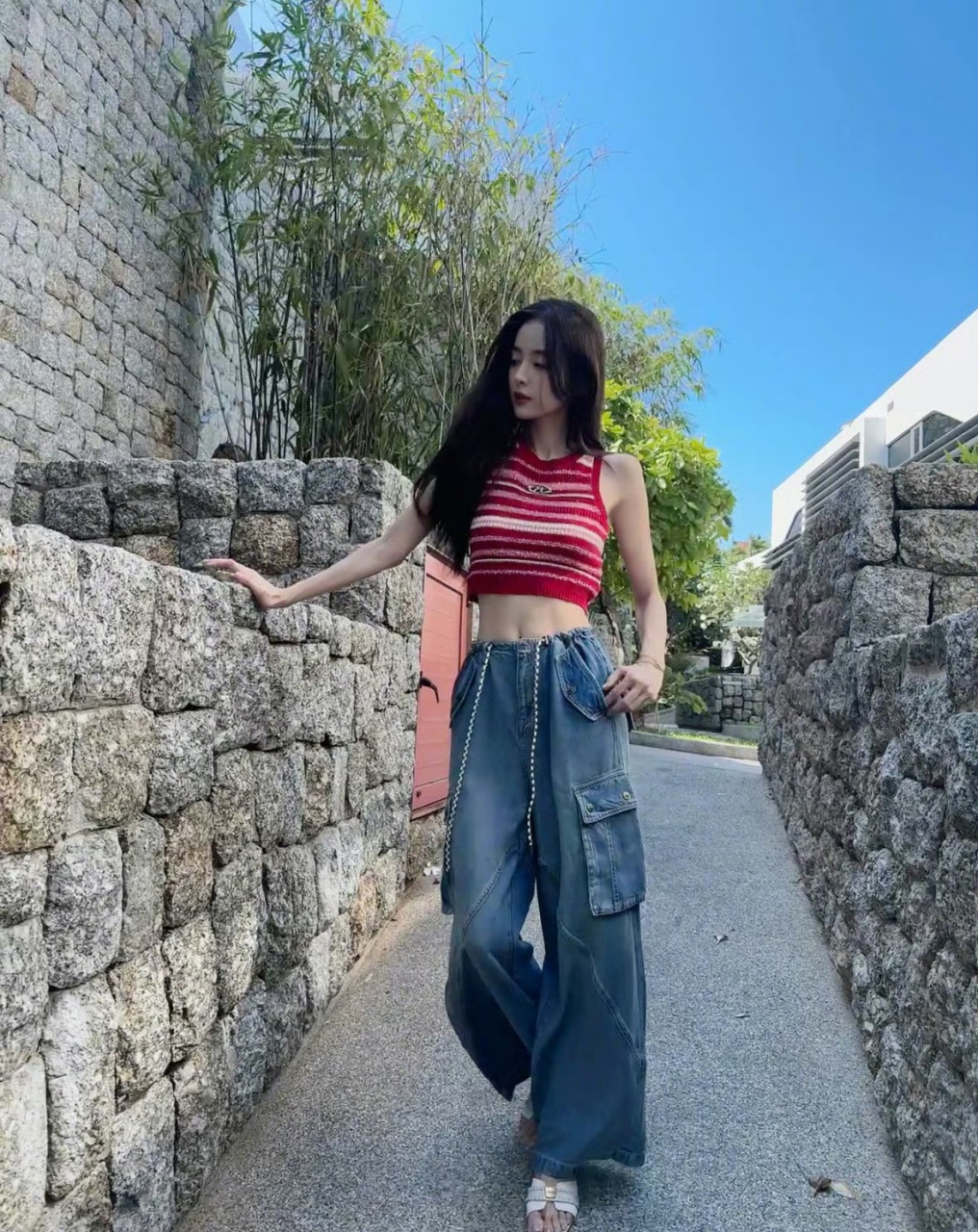 古力娜扎,红色针织背心搭配牛仔裤,简约美!
