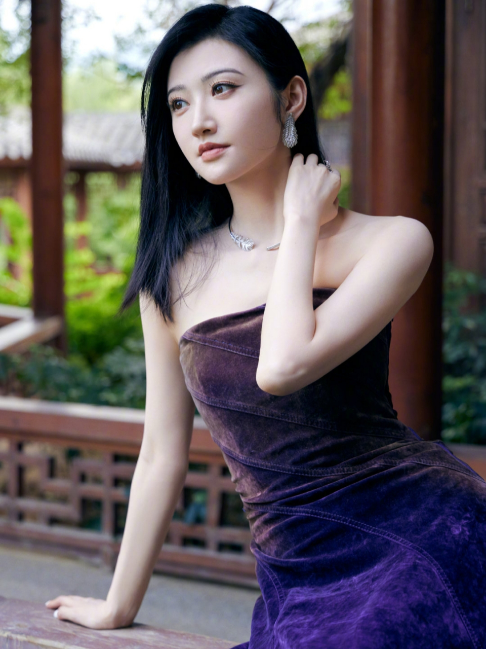 抹胸裙的诱惑:景甜最新时尚写真大片赏析