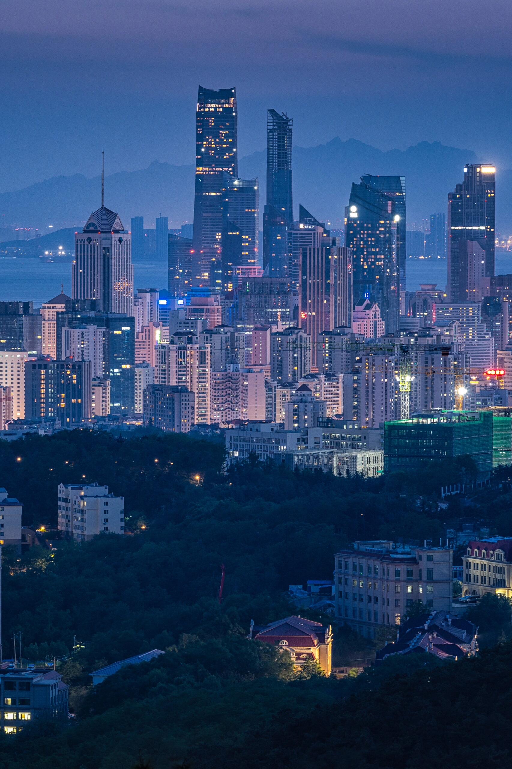 信号山应该是青岛最大众的观景台了,我去旅游的时候也上了,上面人非常