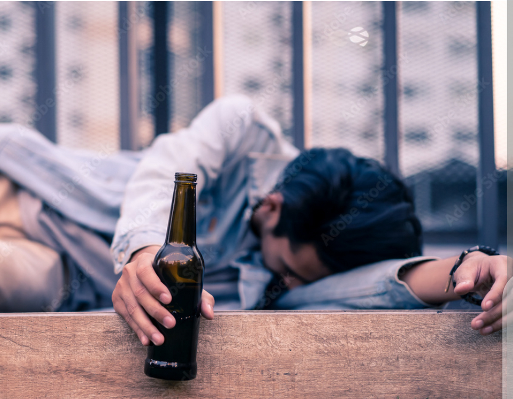 一起出去吃饭,回来途中,在路边看到一个喝得烂醉的男人,边走边喝酒