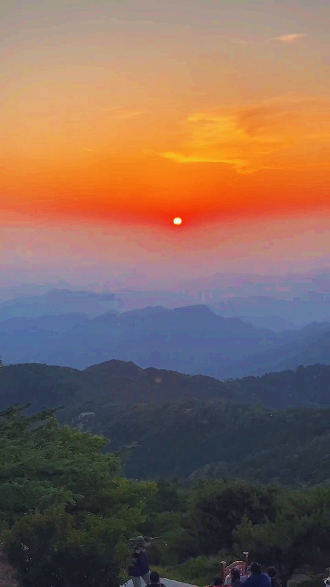 泰山:日落时分,一轮红日渐沉,金光灿灿,充满诗意