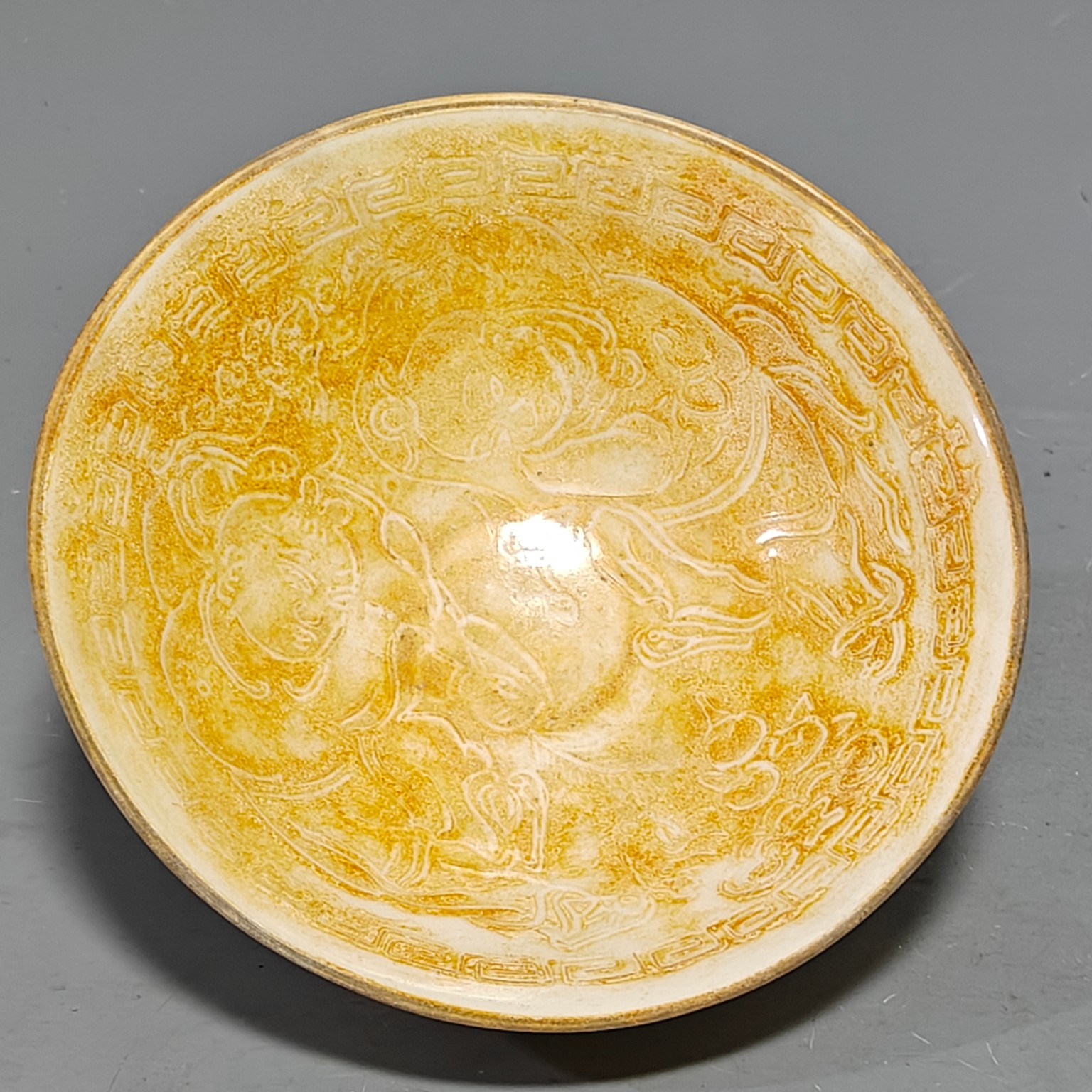 宋官窑定瓷刻花赏碗摆件:整器型规整精美!釉色古味十足!