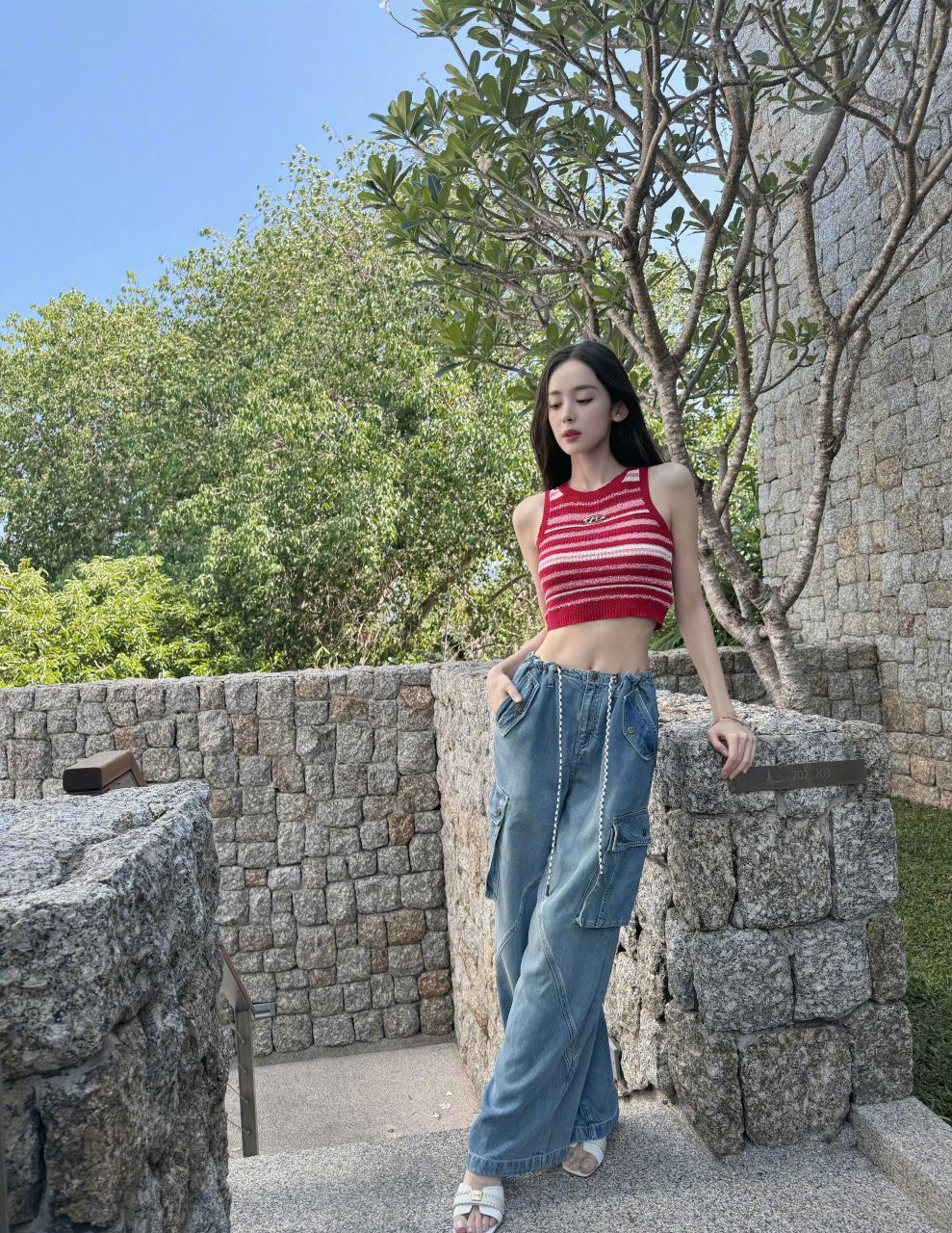 古力娜扎,红色针织背心搭配牛仔裤,简约美!