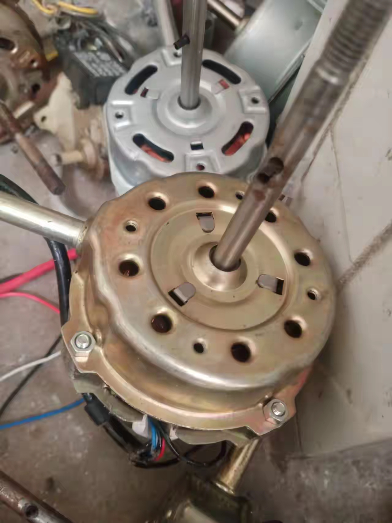 因为现在风扇电机基本上都是轴套铝线电机,不是轴套卡死就是线圈问题.