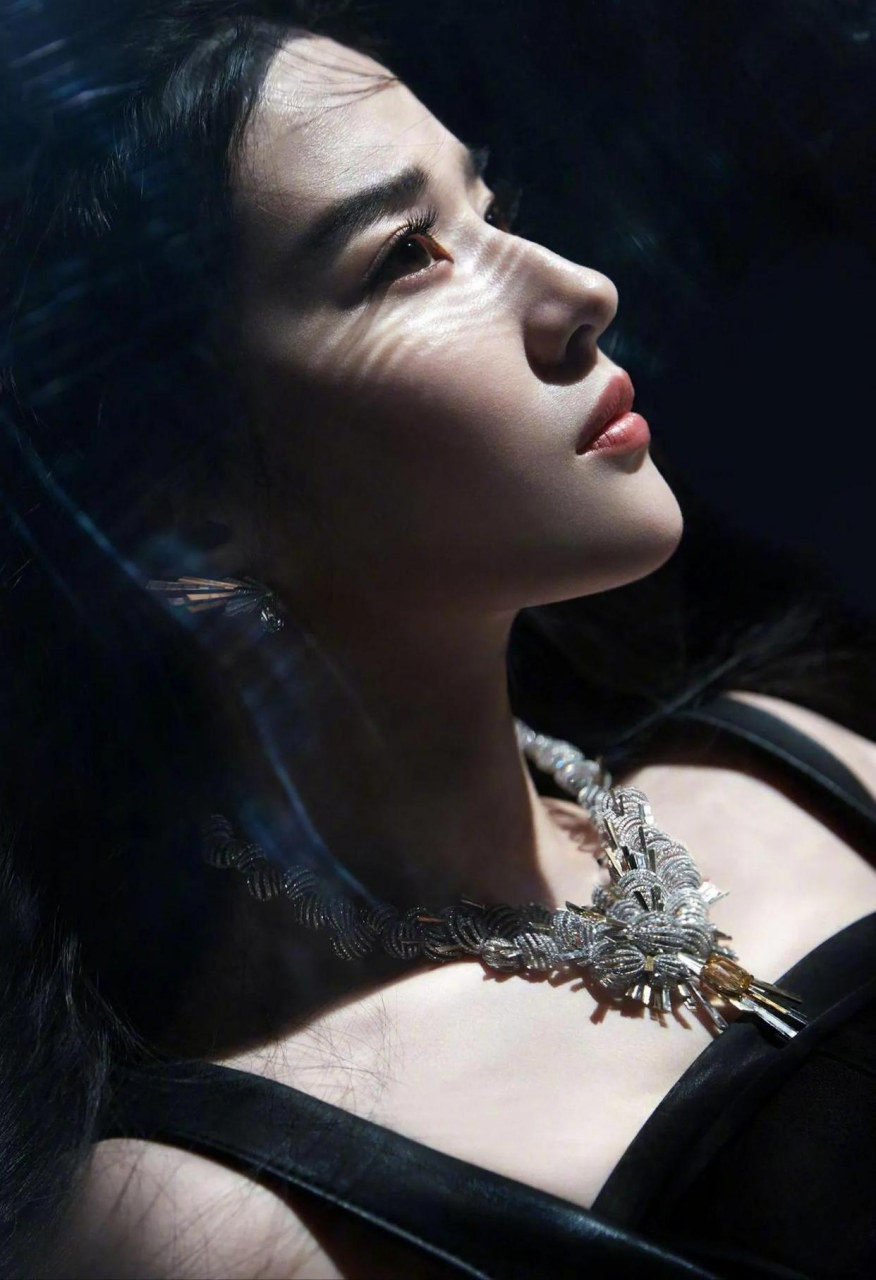 刘亦菲侧颜合集,鼻子有个小驼峰,传说中的天选之鼻,颜值天花板.