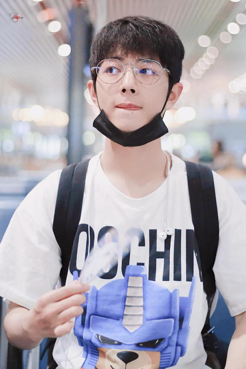 肖战戴眼镜真的高级,果然人长得帅戴什么眼镜都好看.你们说呢