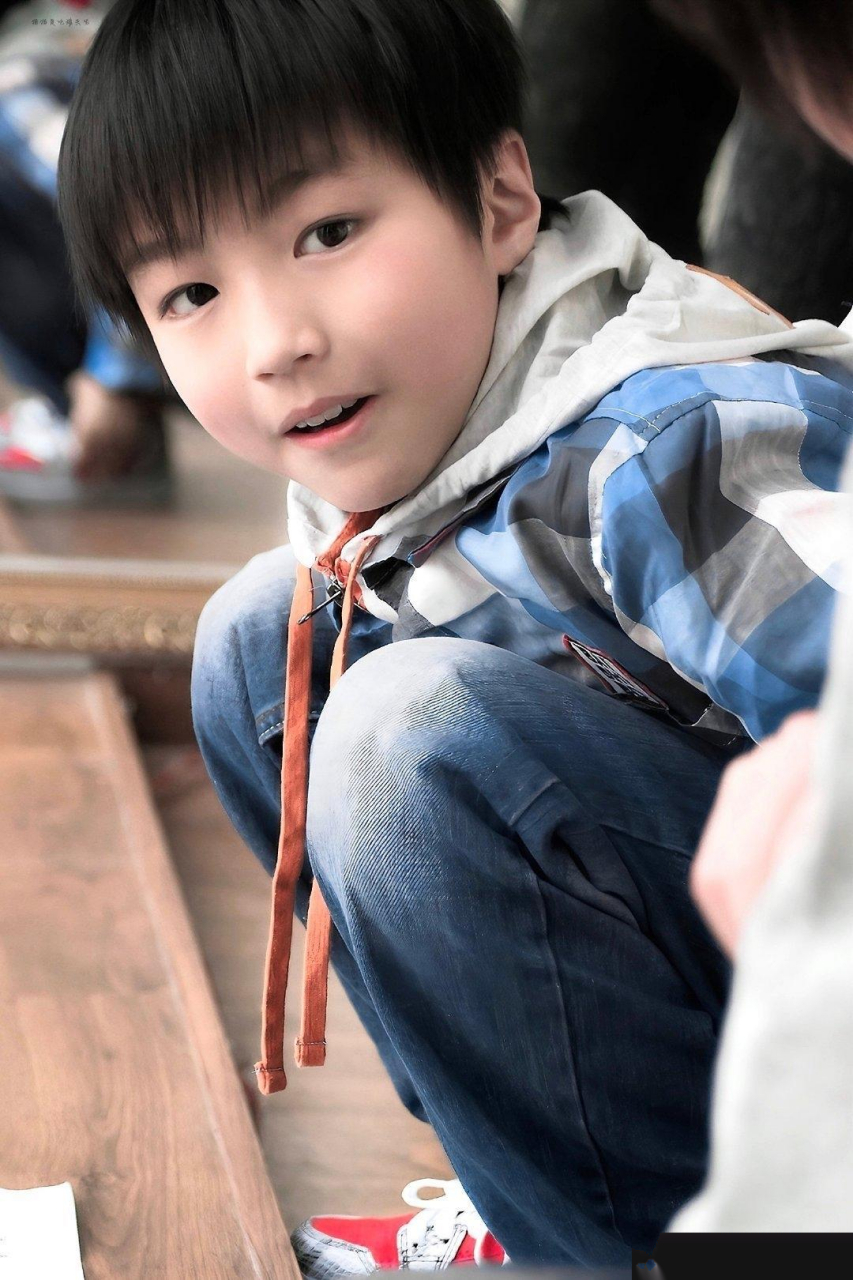 王俊凯小时候脸蛋儿嘟嘟的,头发像顶个小锅盖看着就像个可爱的小奶娃