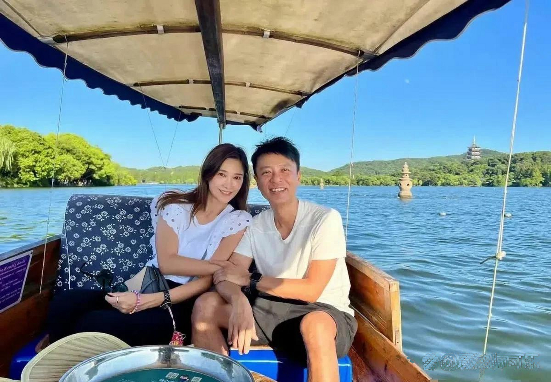 李克勤和老婆去旅行真是幸福极了