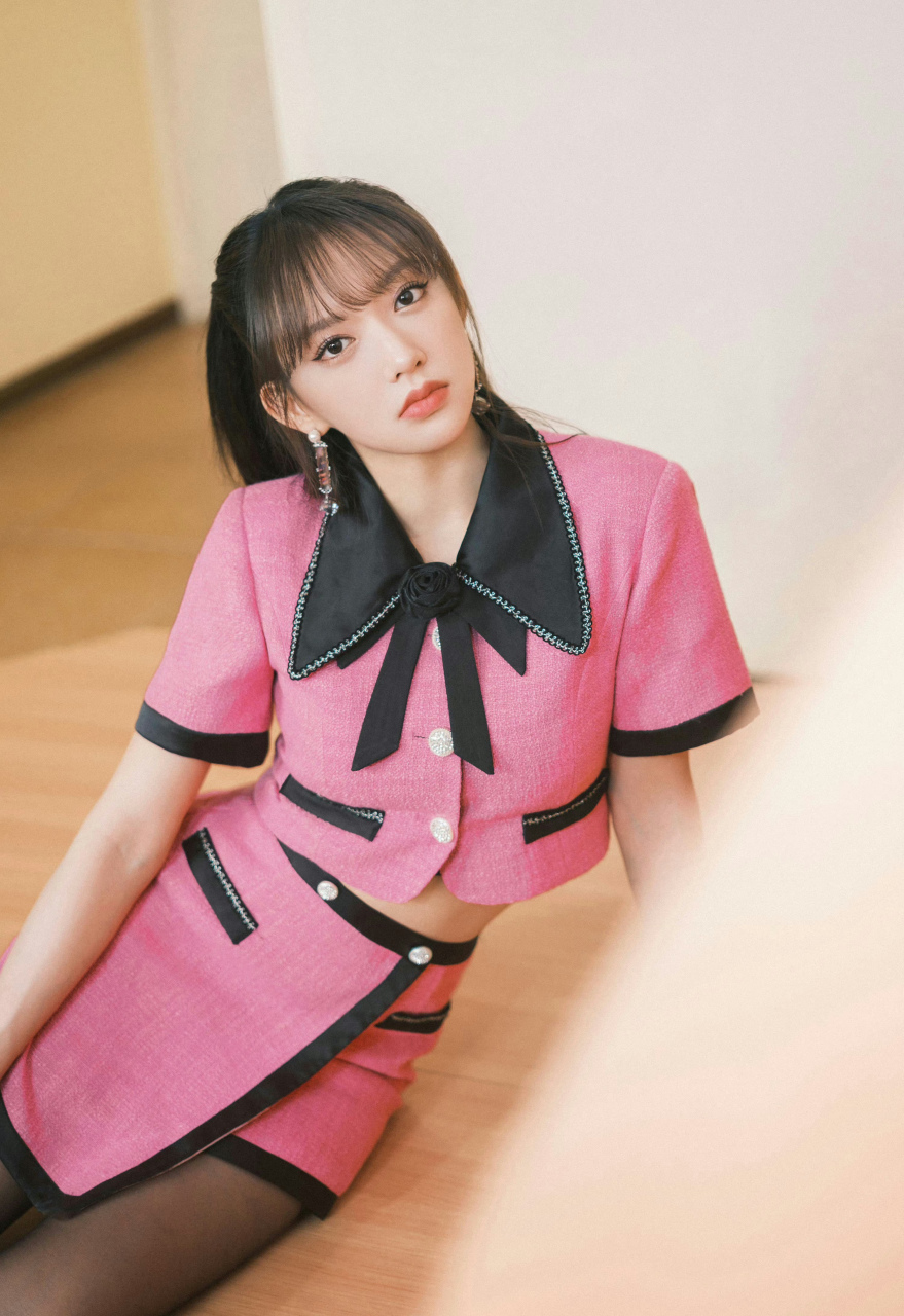 程潇,粉色短袖外套搭配同色系短裙,扎两个马尾辫,性感黑丝,不一样的美