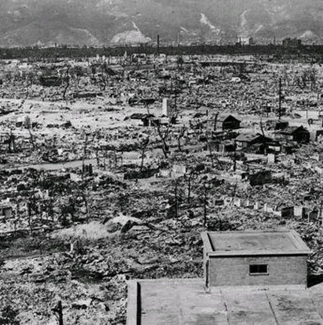1945年8月9日,日本长崎的天空被"胖子"原子弹的爆炸产生的巨大蘑菇云