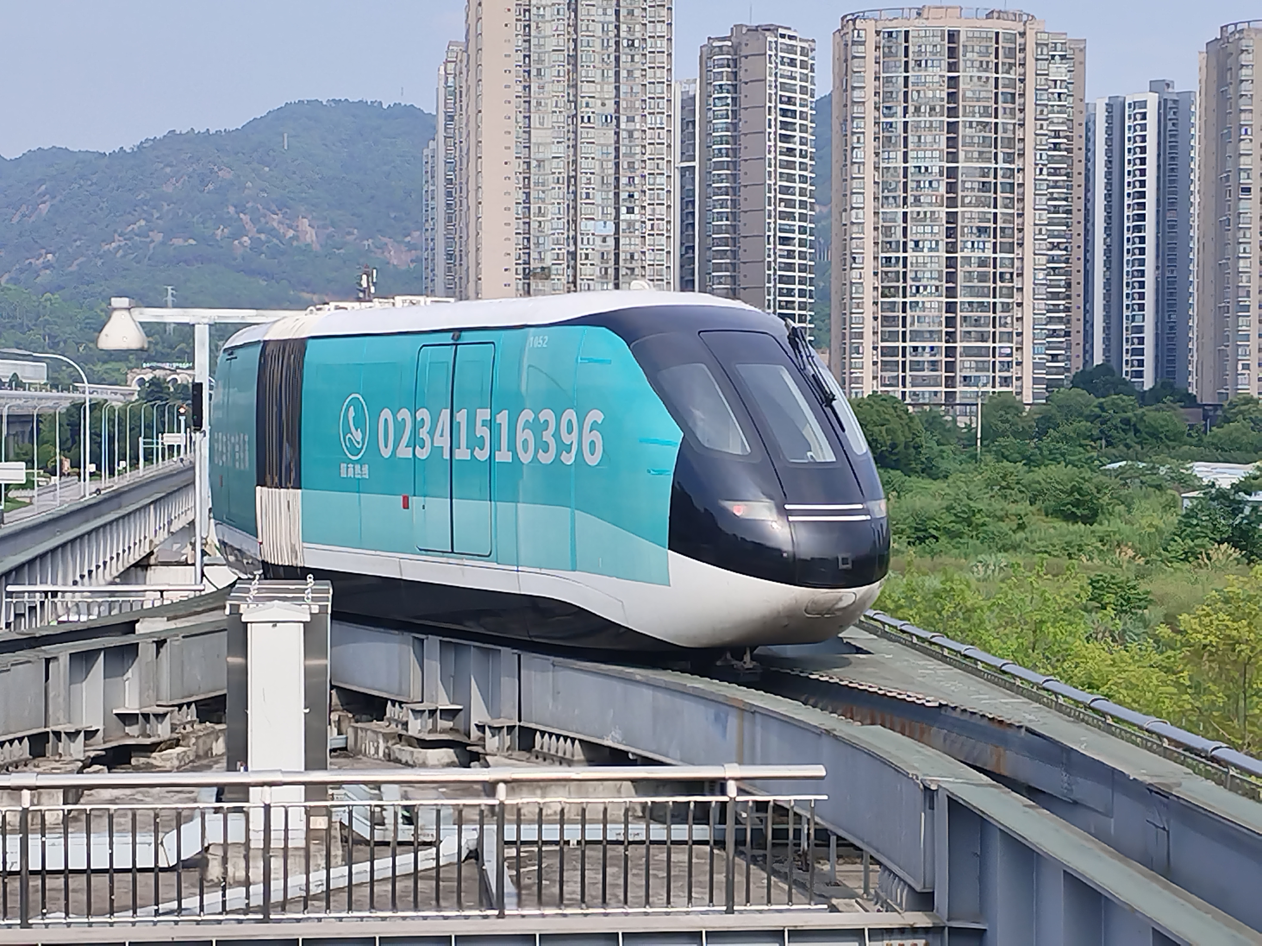 "他说:"今天天气这么热!"我一听火气又上来了:"你的意思是不出去了呗