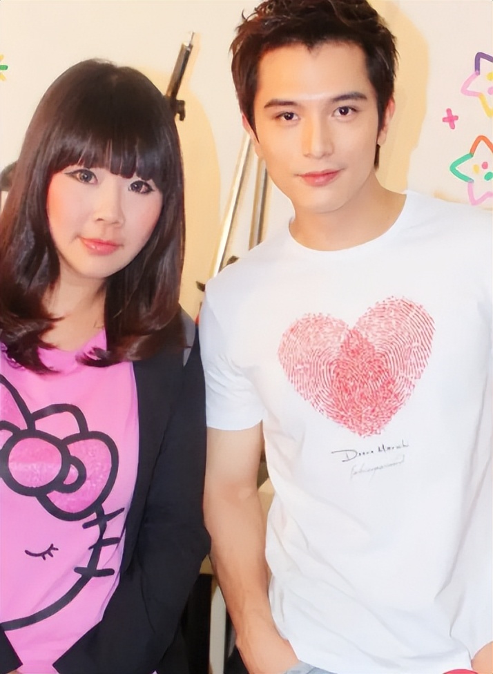 许玮甯罕见聊老公,43岁邱泽黏人,夫妻见面频率高不超半月