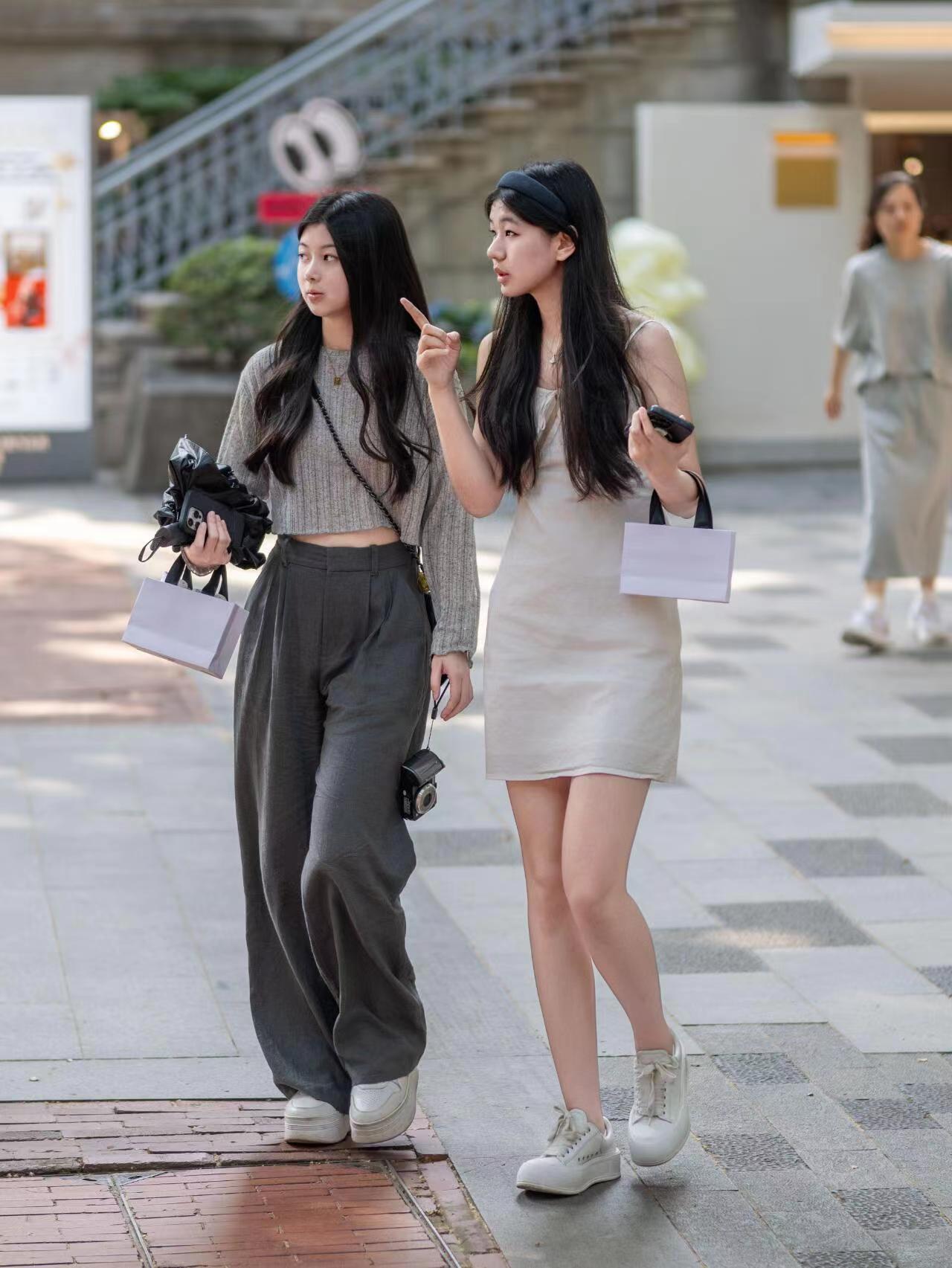 街头风尚潮流,路人视角下的穿搭街拍,感受时尚的无限可能和魅力