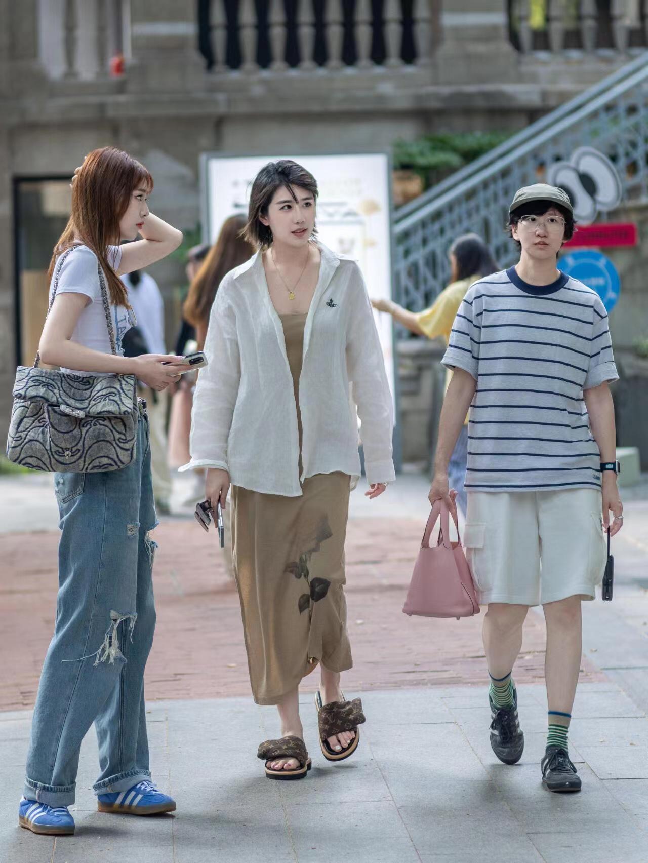 街头风尚潮流,路人视角下的穿搭街拍,感受时尚的无限可能和魅力