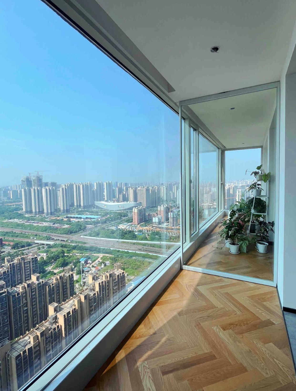 有网友就说了:"你看我这阳台这么大,不装个大落地窗,那得多可惜啊!