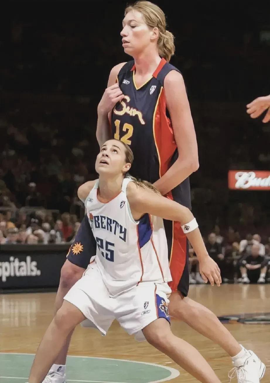 3,艾拉.尤因—美国人,身高2.28米,30岁离世.