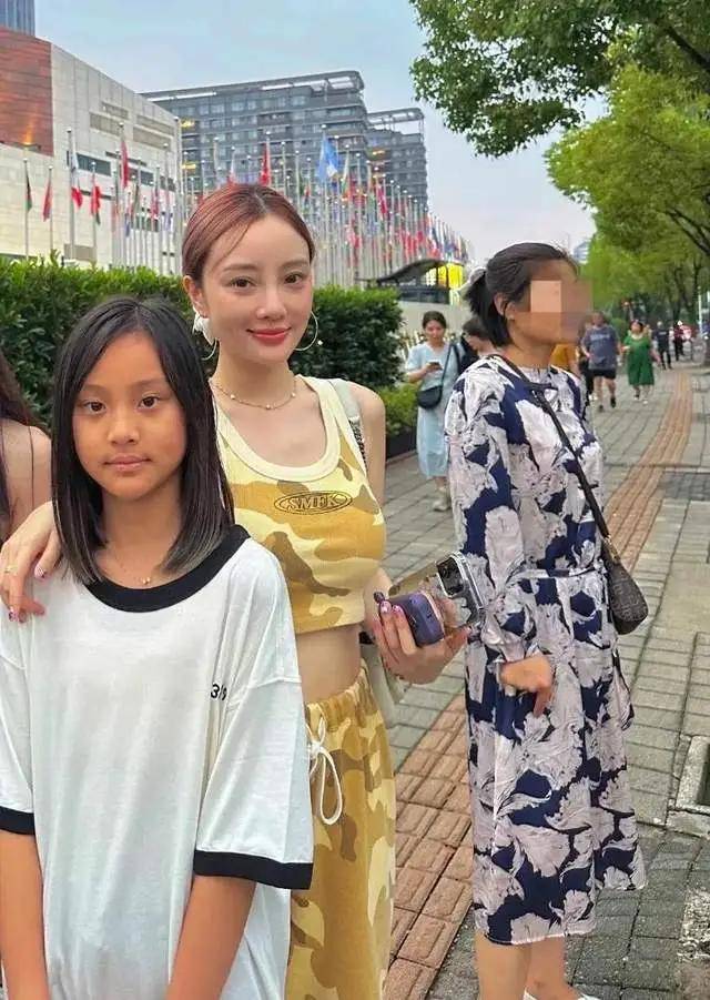 42岁李小璐近照曝光,穿吊带露脐装腰身发福,女儿甜馨生图接地气