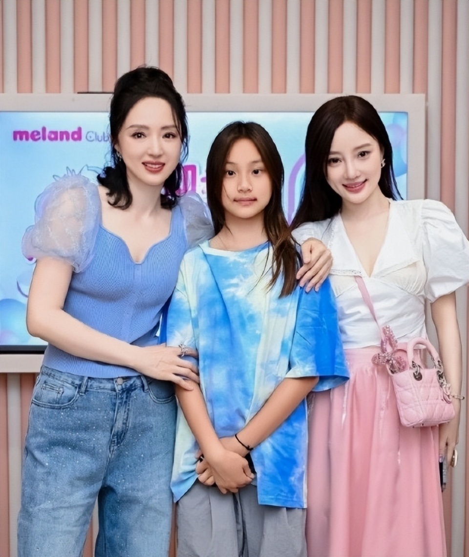 42岁李小璐近照曝光,穿吊带露脐装腰身发福,女儿甜馨生图接地气