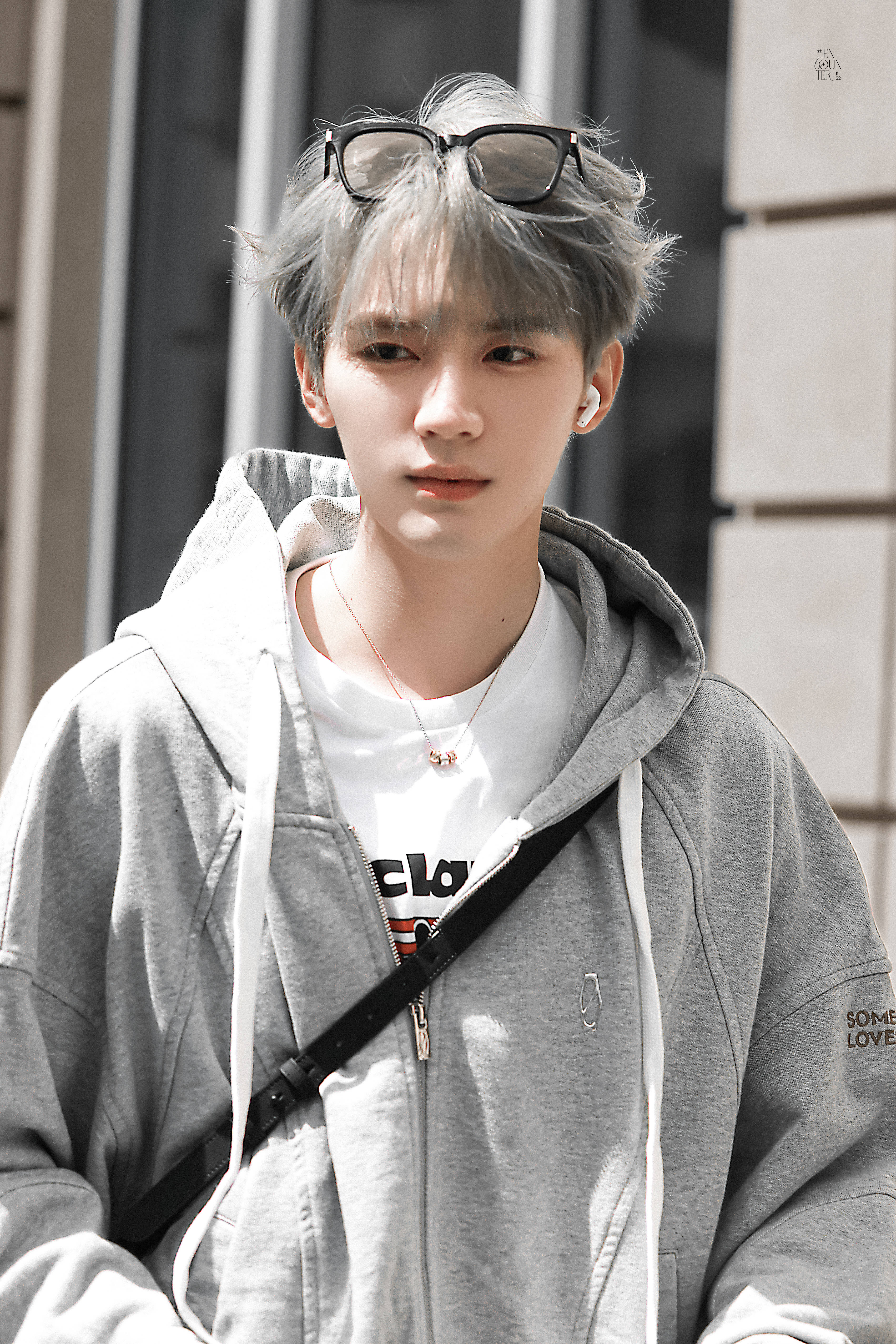 周翊然的银发造型再次登上热搜,他的颜值和气质让人惊艳不已.