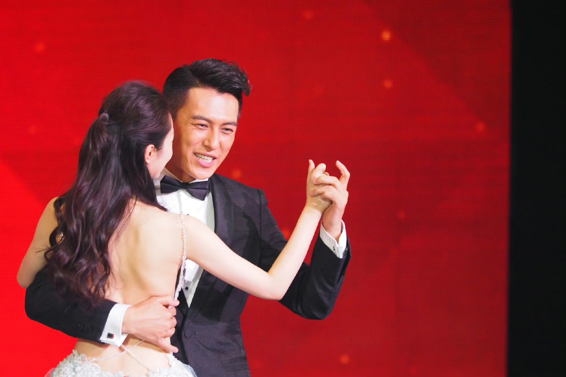 宋轶的腰可真细,靳东可悠着点扶.